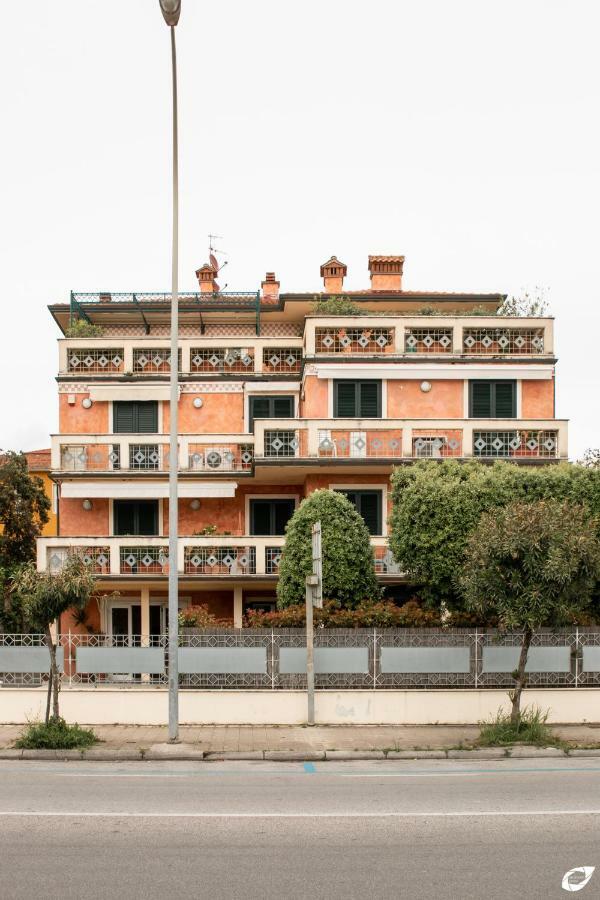 2-Bedroom Apt, With Balcony & Aircondition - 50 M From The Beach Marina di Pietrasanta Exterior photo