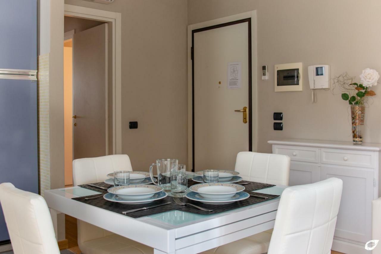 2-Bedroom Apt, With Balcony & Aircondition - 50 M From The Beach Marina di Pietrasanta Exterior photo