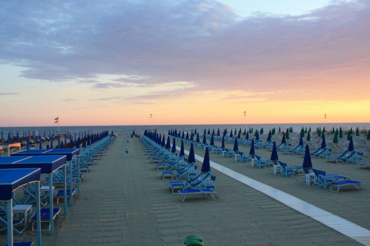 2-Bedroom Apt, With Balcony & Aircondition - 50 M From The Beach Marina di Pietrasanta Exterior photo